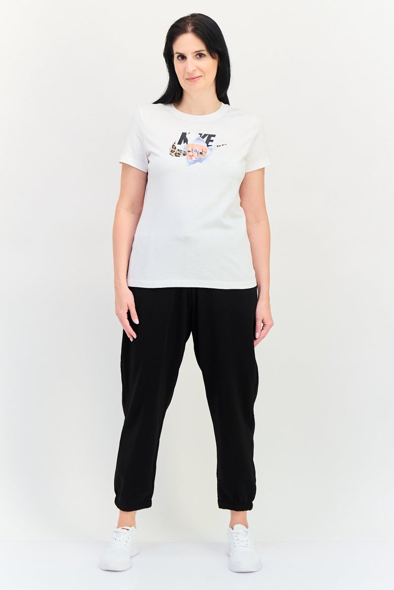 Nike تي شيرت نسائي بقصة قياسية بطباعة جرافيك بأكمام قصيرة، أبيض فاتح - Image 4