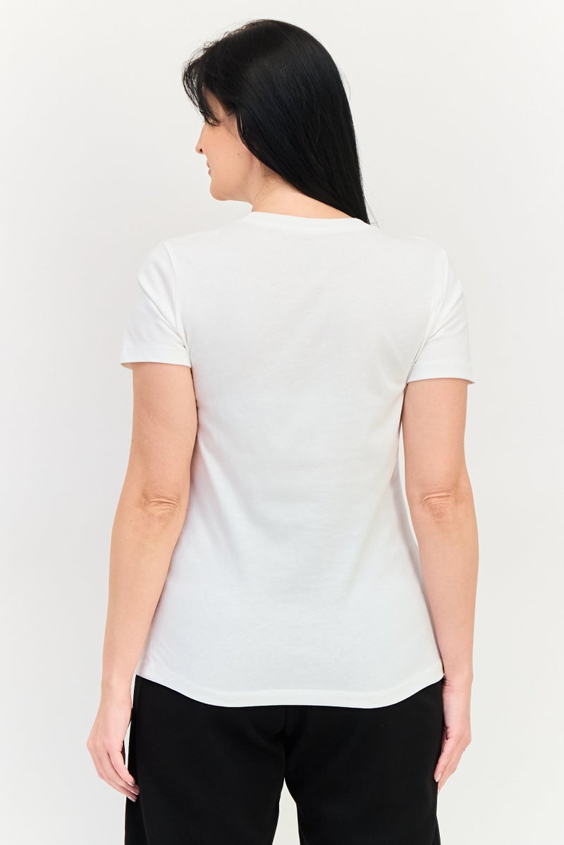 Nike تي شيرت نسائي بقصة قياسية بطباعة جرافيك بأكمام قصيرة، أبيض فاتح - Image 3