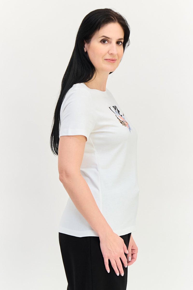 Nike تي شيرت نسائي بقصة قياسية بطباعة جرافيك بأكمام قصيرة، أبيض فاتح - Image 2