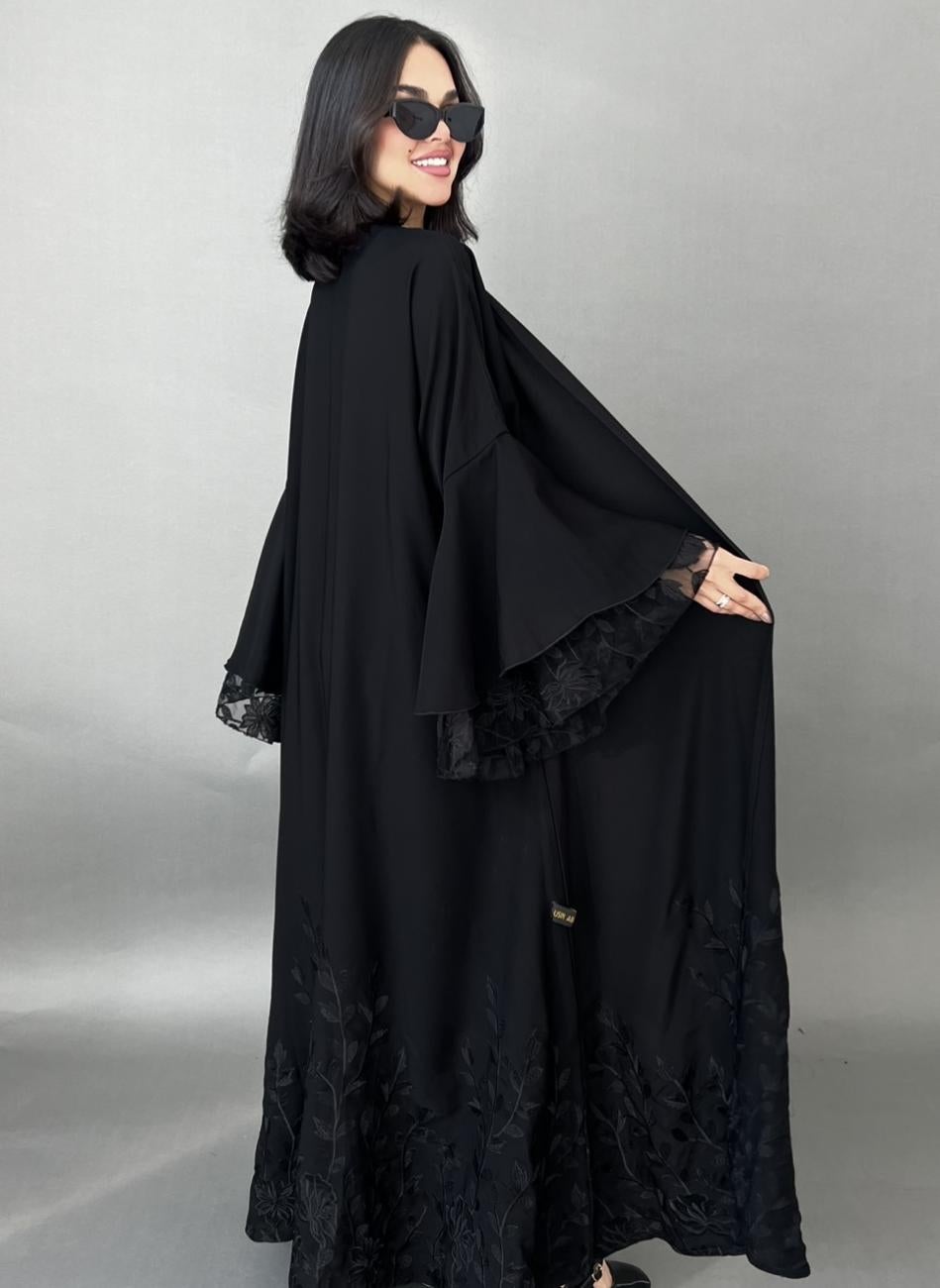 عباية سوداء بتطريز أسود وأكمام تل مطرز