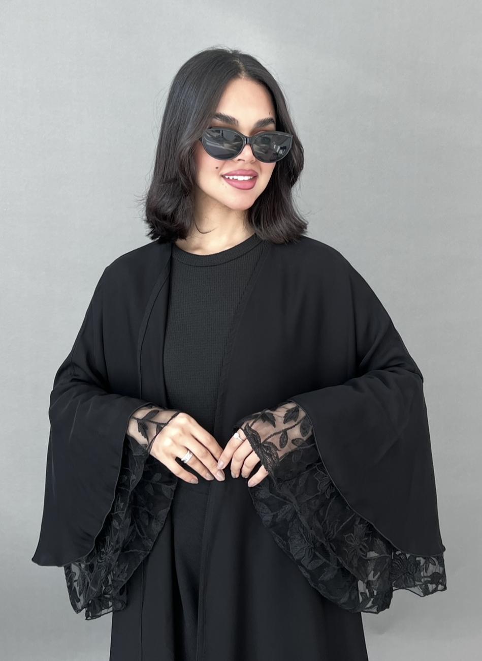 عباية سوداء بتطريز أسود وأكمام تل مطرز