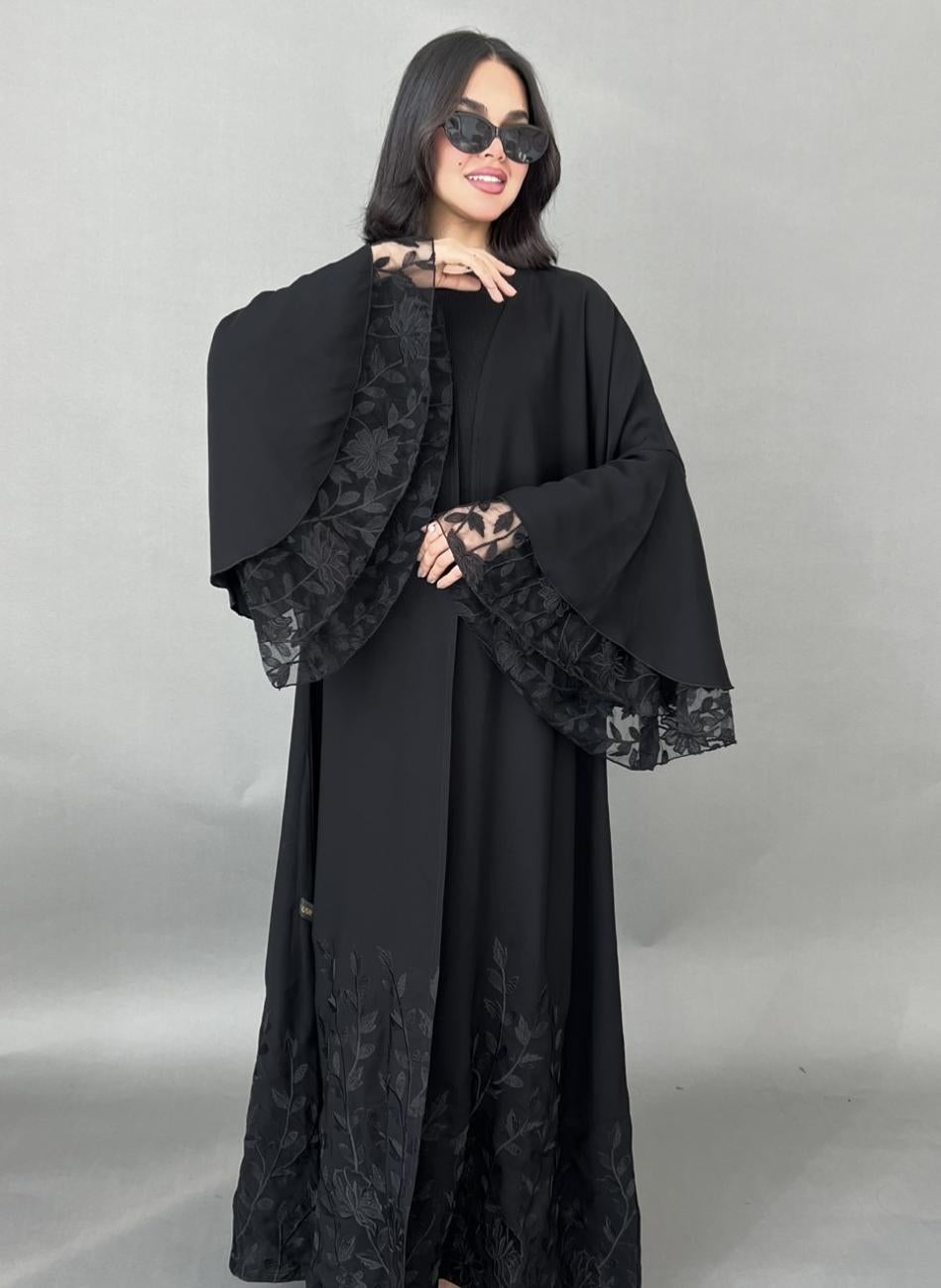 عباية سوداء بتطريز أسود وأكمام تل مطرز