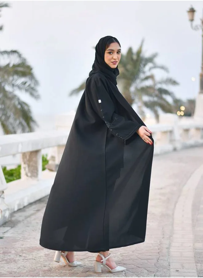 HAWRAA ABAYA Wrap abaya with wide sleeves outlined in a soft and shiny black pattern