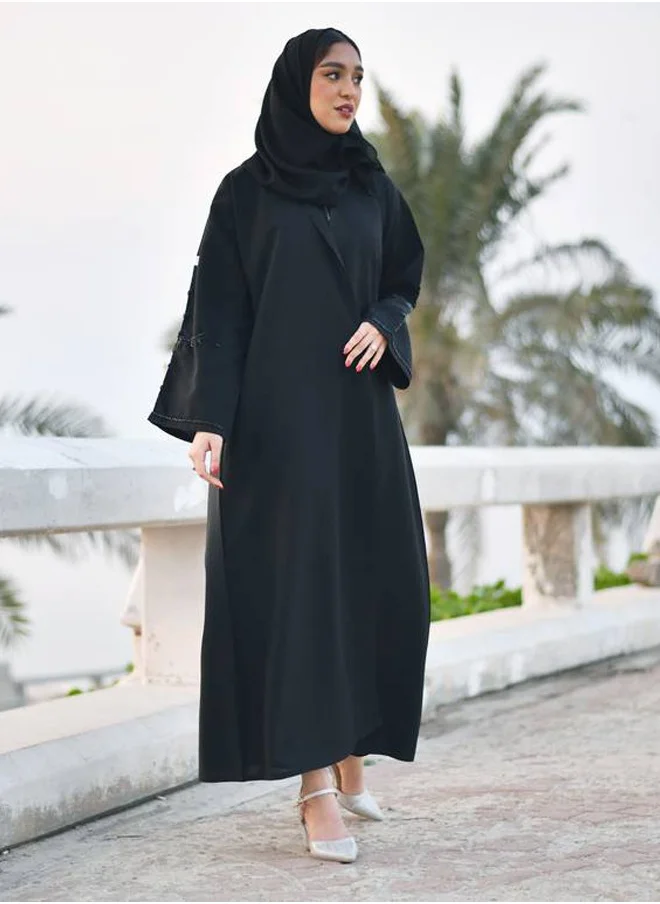 HAWRAA ABAYA Wrap abaya with wide sleeves outlined in a soft and shiny black pattern