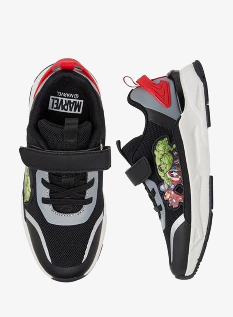 مارفل سنيكرز أولاد بتفاصيل أفينجرز وإغلاق بشريط لاصق - Image 3