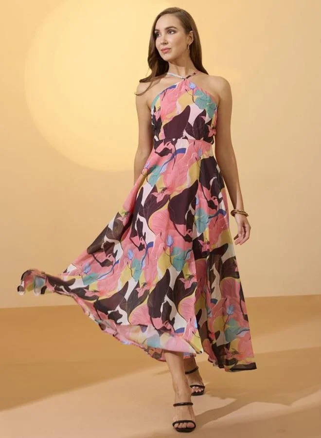 جلو باص فستان طويل بحافة واسعة وياقة مربوطة بطبعة تجريدية