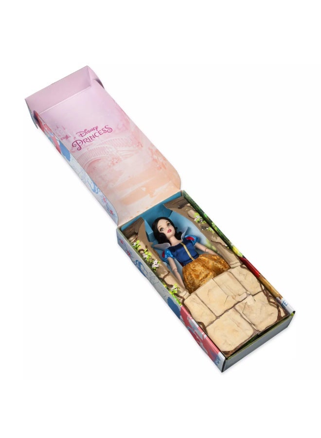 ديزني ستور دمية "سنو وايت" الكلاسيكية من متجر ديزني (Disney Store) - دمية أميرة بمقاس 11.5 بوصة مع فرشاة شعر - مستوحاة من الفيلم - هدية للأطفال والفتيات من عمر 3 سنوات فما فوق. - Image 4