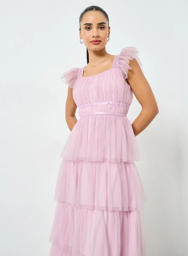 ستايلي فستان طويل بطيات وتفاصيل شبك مع كشكش