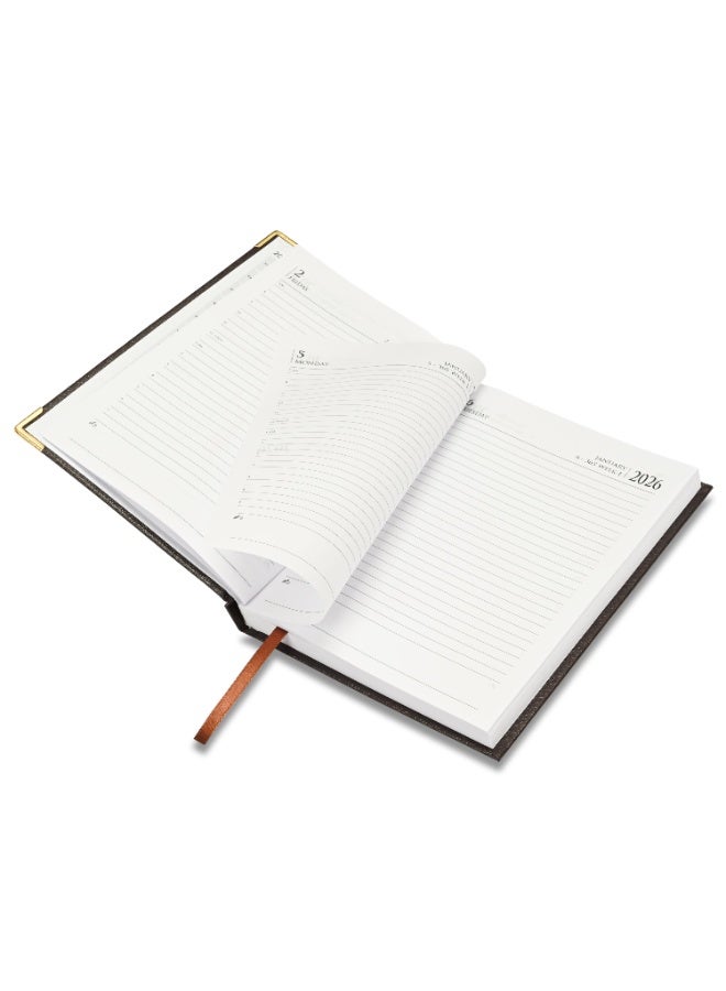 FIS مفكرة 2026، حجم A5 (148x210 مم)، غلاف صلب من مواد الفينيل، مبطنة من جهة واحدة، زوايا ذهبية، السبت والأحد مجتمعة، إنجليزي، ورق أبيض 60 جرام، لون شوكولاتة - FSDI92E26CH - Image 4