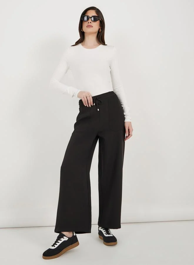 ستايلي بنطال بخصر عالي مع تفاصيل أربطة خصر