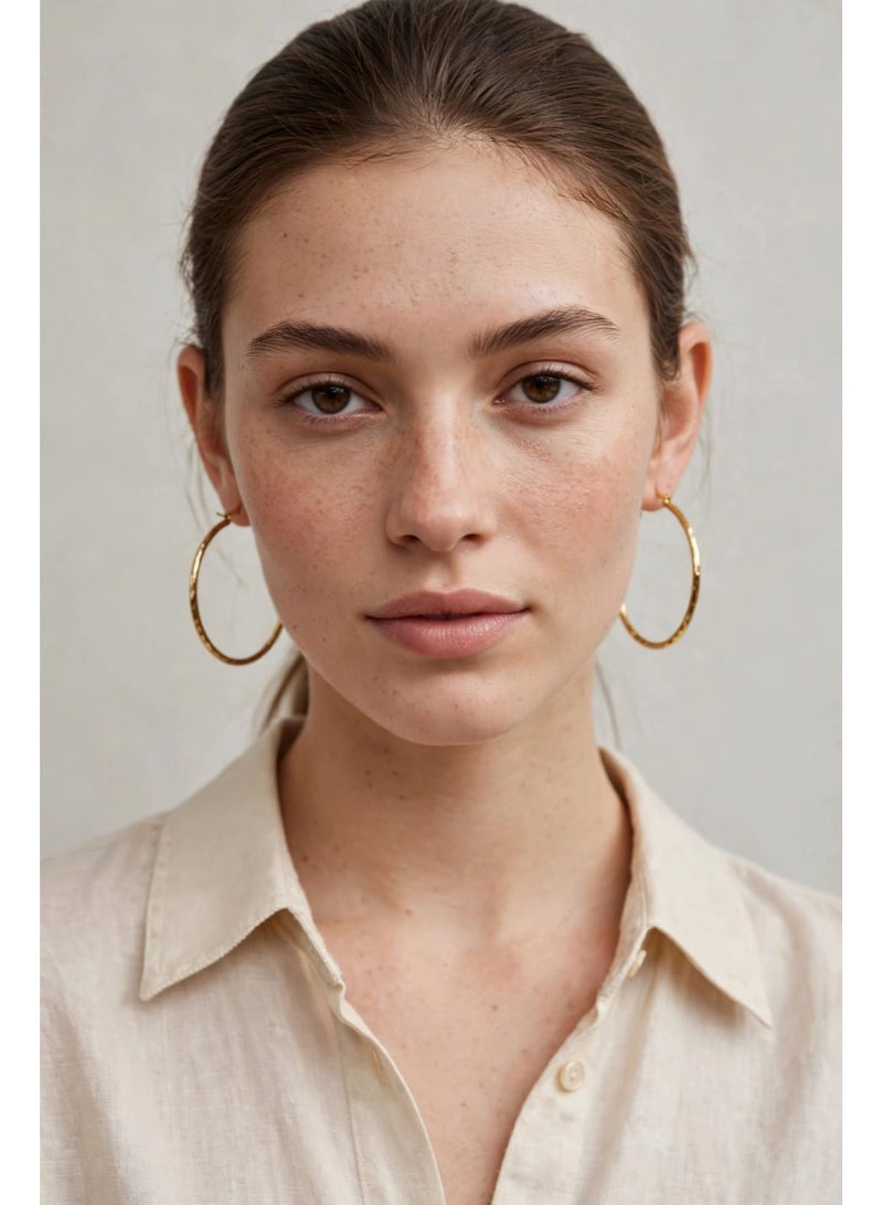 Luxuria Women's gold twisted hoop earrings featuring a geometric pattern that adds extra sparkle and modern appeal. Jewelry for women. - Image 2