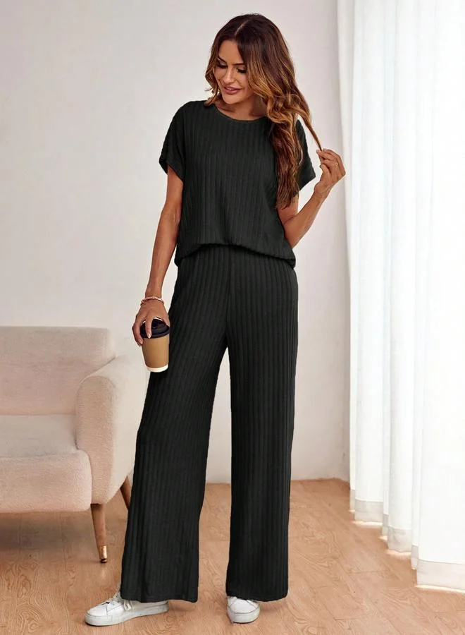 تايك تو طقم منسق من بلوزة مضلعة وبنطال قصة مريحة