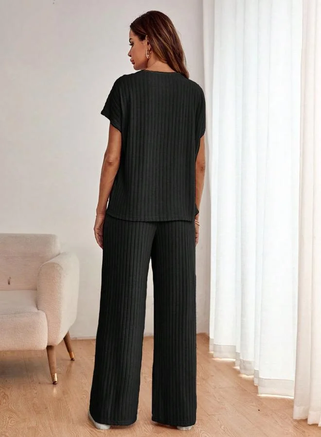 تايك تو طقم منسق من بلوزة مضلعة وبنطال قصة مريحة