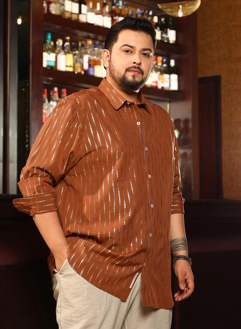 انستافاب بلس قميص رجالي مقاس كبير بنقوش معدنية بلون بني ترابي