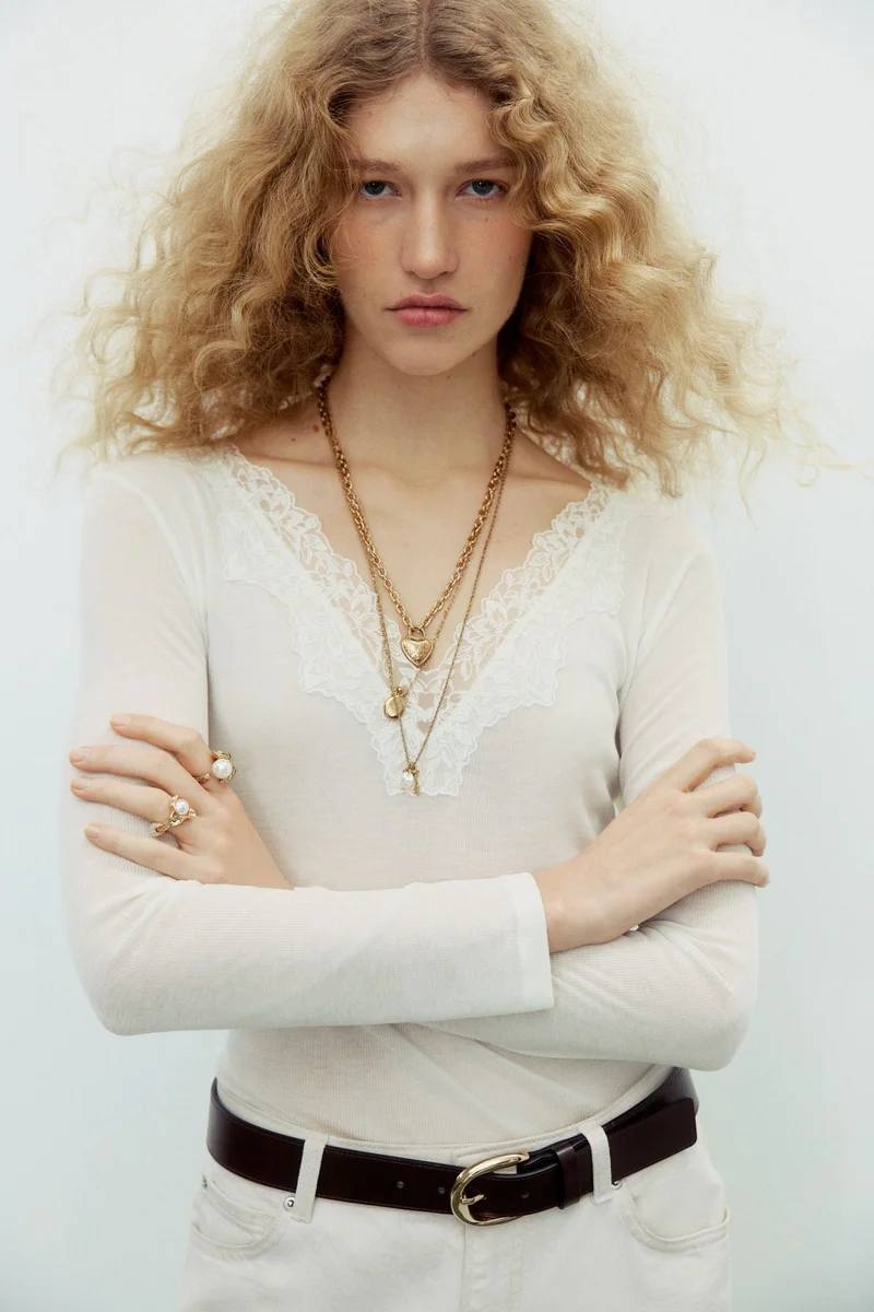 اتش اند ام بلوزة بحواف دانتيل