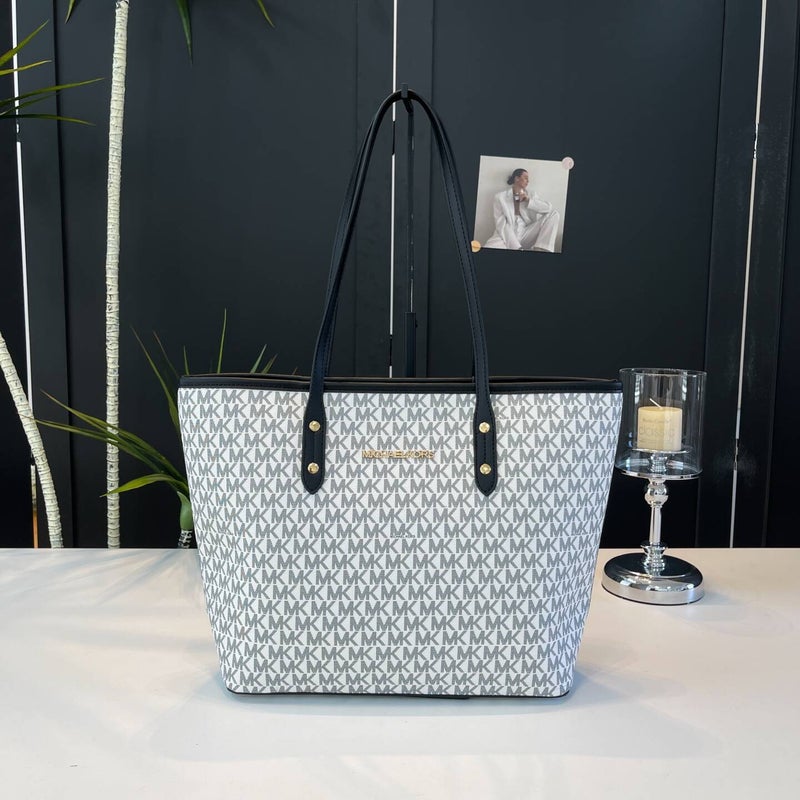 Michael Kors Women's shoulder bags, handbags, and tote bags can be used to carry baby supplies and other items.