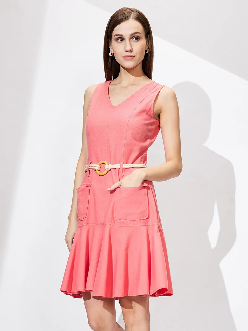 جلو باص فستان نسائي بياقة على شكل حرف  وحزام وخصر واسع