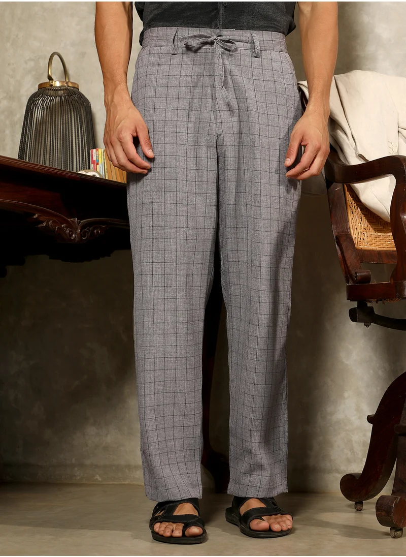 كامبوس سوترا Campus Sutra Men's Moon Grey Graph-Check Casual Trousers For Casual Wear | Mid-Rise | Regular Fit | Drawstring Closure | Trousers Crafted With Comfort Fit For Everyday Wear