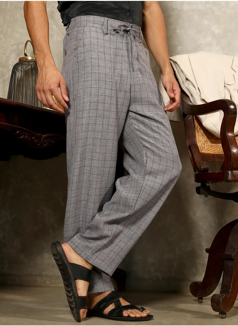 كامبوس سوترا Campus Sutra Men's Moon Grey Graph-Check Casual Trousers For Casual Wear | Mid-Rise | Regular Fit | Drawstring Closure | Trousers Crafted With Comfort Fit For Everyday Wear