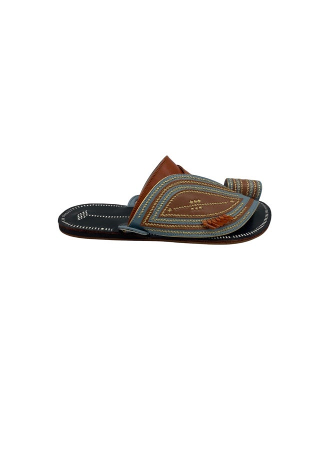 AL Fanoos Handcrafted heritage leather slippers  - Image 4