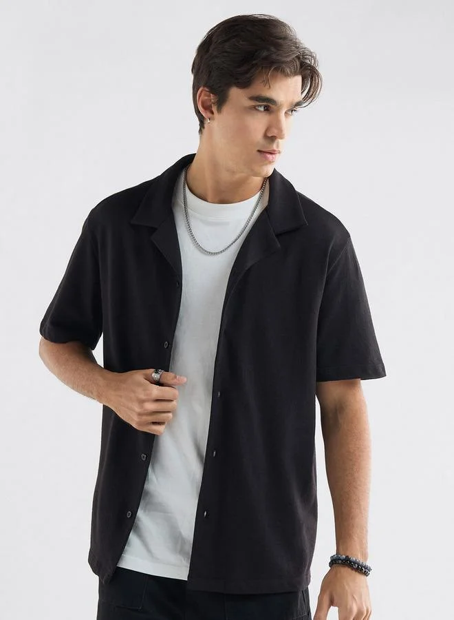 سبلاش فيڤ قميص بارز الملمس بياقة كامب وأكمام قصيرة