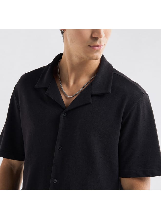 سبلاش فيڤ قميص بارز الملمس بياقة كامب وأكمام قصيرة - Image 4