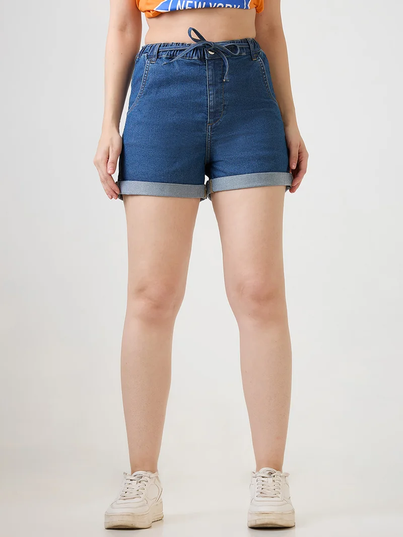 جلو باص شورت جينز نسائي أزرق فاتح بقصة ضيقة وخصر متوسط برباط