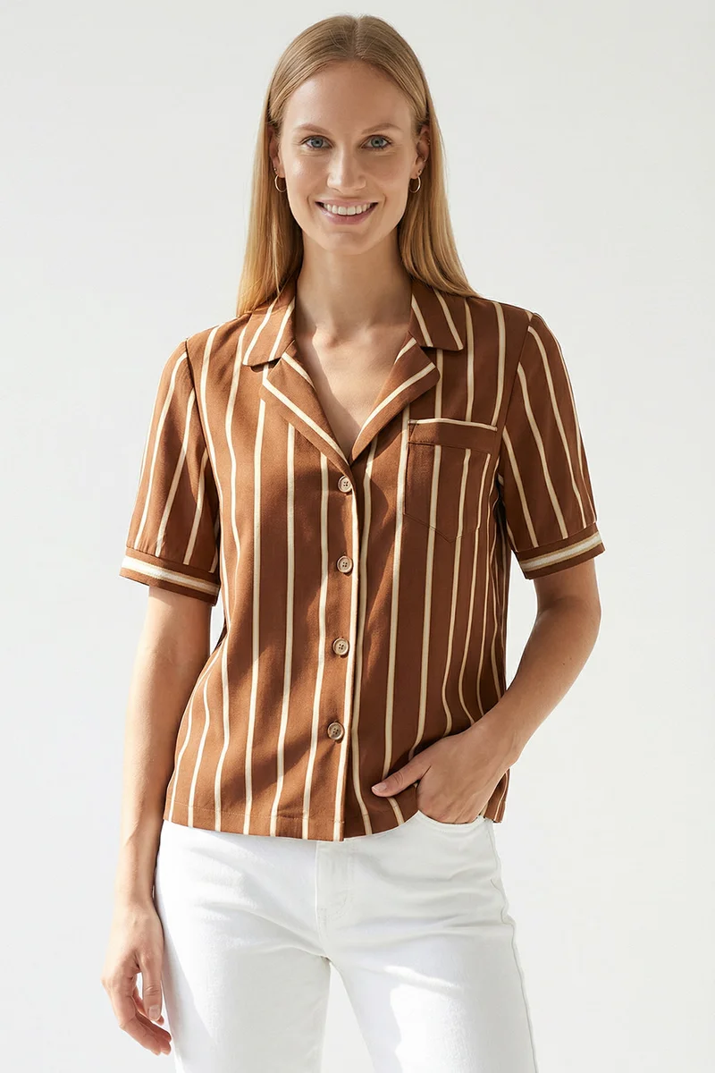 Exquise Striped Short-Sleeved Shirt Model