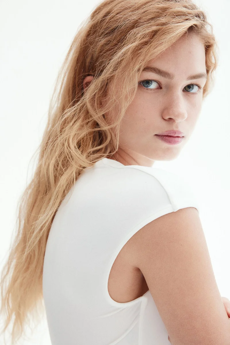 اتش اند ام بلوزة من جيرسيه ناعم