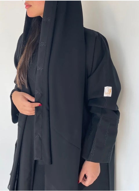 Practical black abaya with taqqa with fine embroidery on the sleeves with black thread and a black veil with an embroidered edge in the front in black