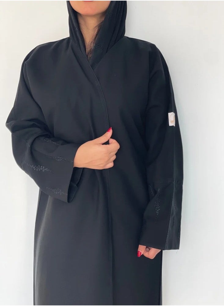Practical black abaya with taqqa with fine embroidery on the sleeves with black thread and a black veil with an embroidered edge in the front in black