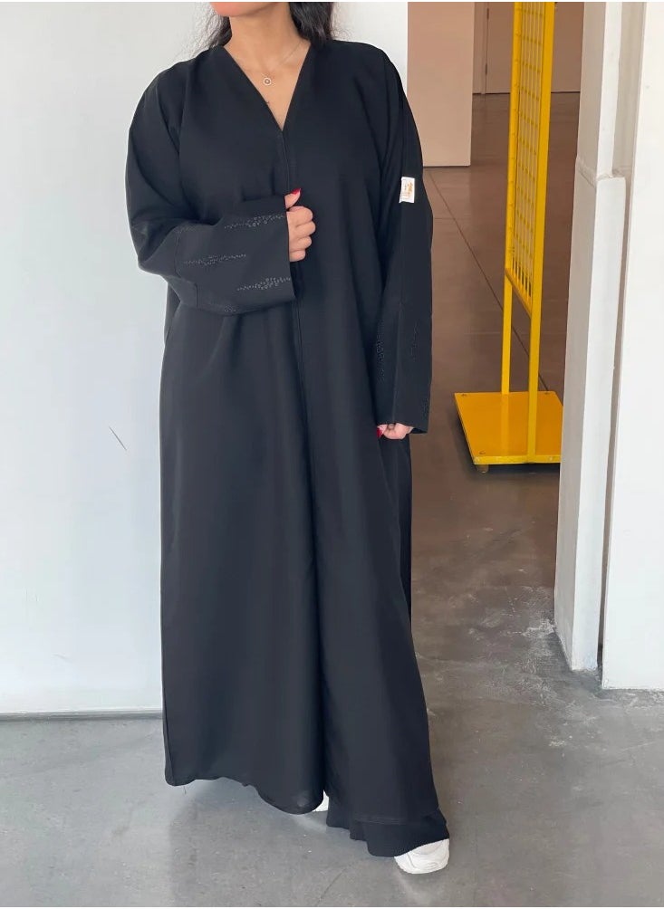 Practical black abaya with taqqa with fine embroidery on the sleeves with black thread and a black veil with an embroidered edge in the front in black