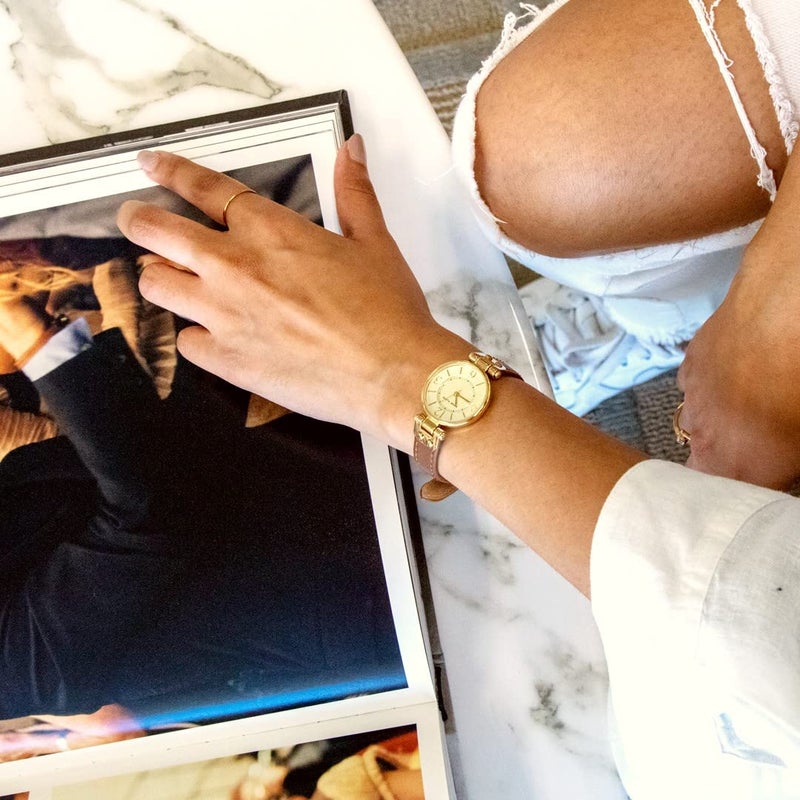 ANNE KLEIN ساعة آن كلاين للنساء 109442CHHY بقرص شامبانيا بلون ذهبي وحزام جلد بني - Image 3