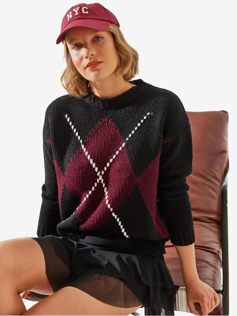 LUCCI Geometric Pattern Knit Sweater with Crew Neck