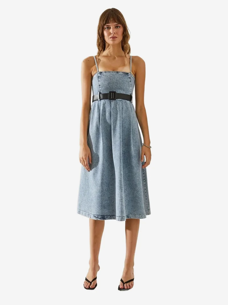 بيانكو لوتشي فستان جينز ميدي بحزام وياقة مربعة من لوكسي