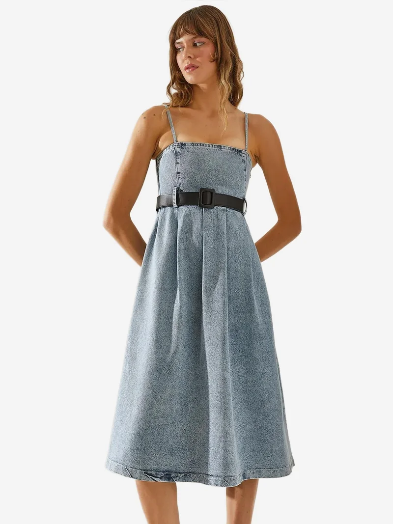 بيانكو لوتشي فستان جينز ميدي بحزام وياقة مربعة من لوكسي