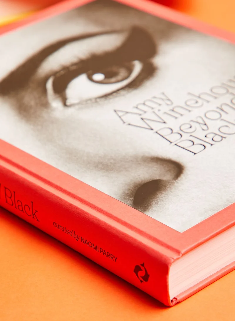 ثيمز كتاب ايمي واينهاوس بايوند بلاك