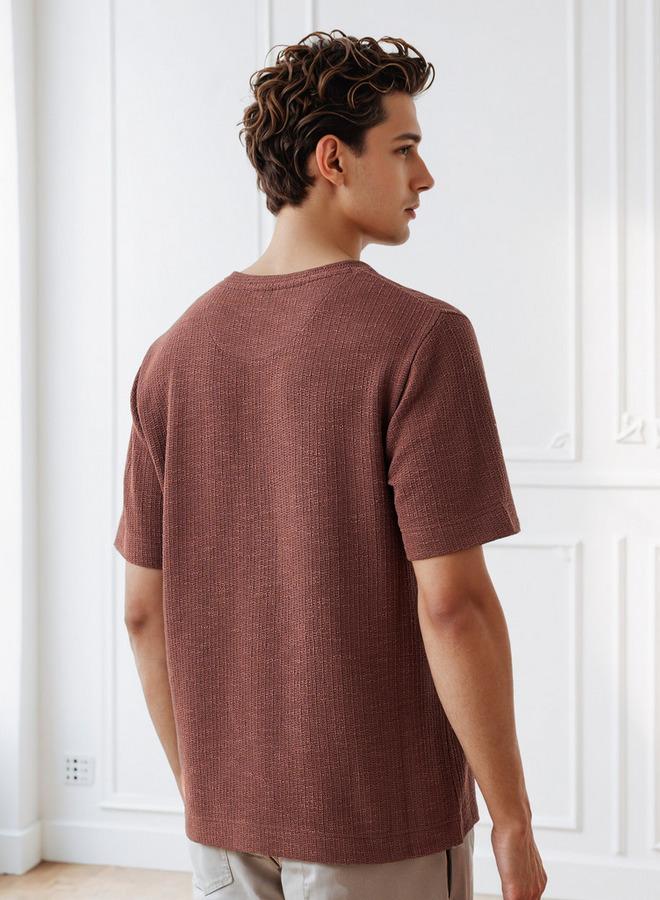 ايكونيك تيشيرت رجالي بقصة عادية ورقبة دائرية وأكمام قصيرة بنقشة خلية النحل - Image 3