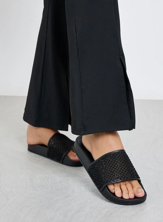 ستايلي شبشب بتفاصيل مُنمقة