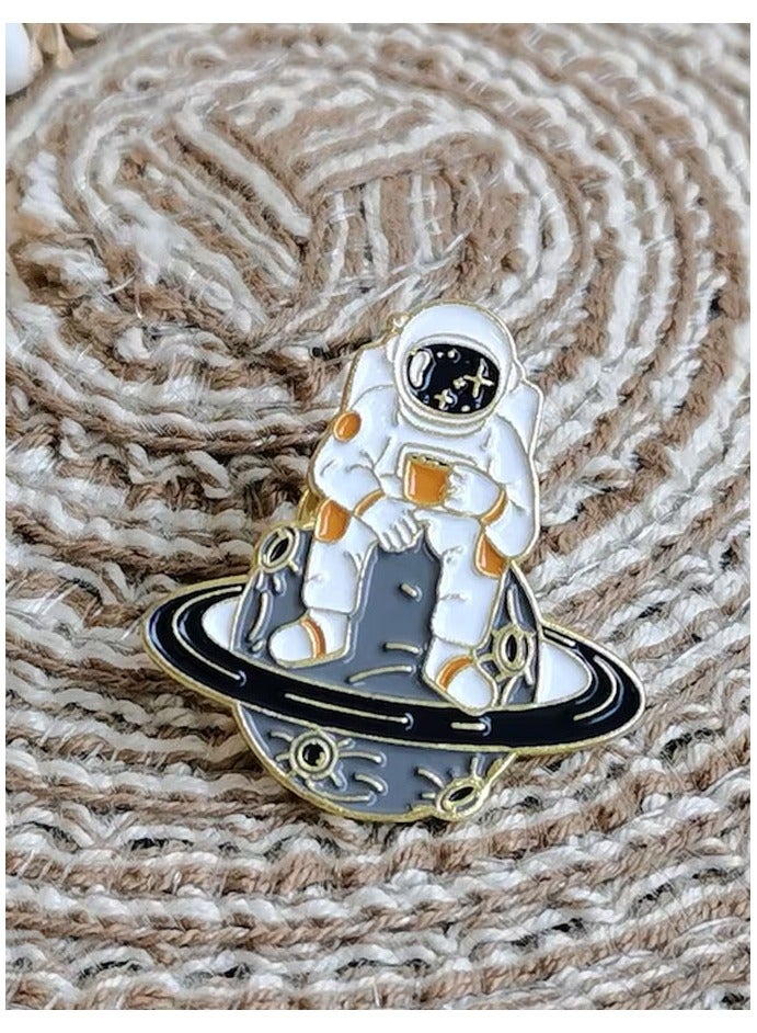 Distinctive and elegant unisex metal pin brooch with cartoon astronaut design suitable for bags and clothes - Image 1