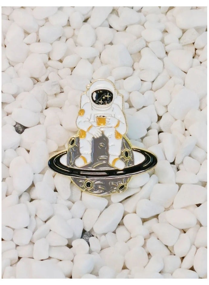 Distinctive and elegant unisex metal pin brooch with cartoon astronaut design suitable for bags and clothes - Image 2