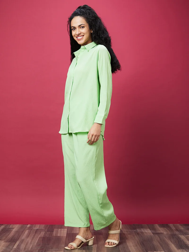 جلو باص طقم نسائي من جلوبس بلون أخضر سادة بياقة قميص