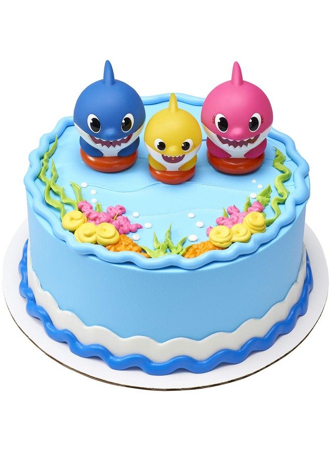 DecoPac مجموعة تزيين الكيك من ديكوسيت بيبي شارك مكونة من 3 قطع مع زخارف رائعة للأم والأب والطفل الصغير مع تماثيل قابلة للتجميع - Image 5