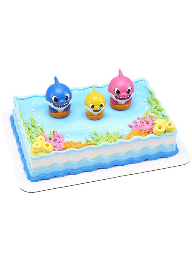 DecoPac مجموعة تزيين الكيك من ديكوسيت بيبي شارك مكونة من 3 قطع مع زخارف رائعة للأم والأب والطفل الصغير مع تماثيل قابلة للتجميع - Image 4