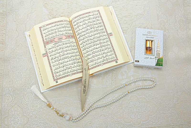 ايهفان Medina Calligraphy Quran and Dowry Prayer Rug Set White, Suitable for Ikhwan Bridal Package