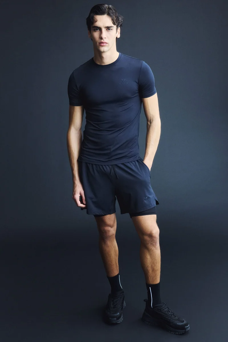 اتش اند ام تي-شيرت رياي بقصّة ضيقة من نسيج دراي موف™