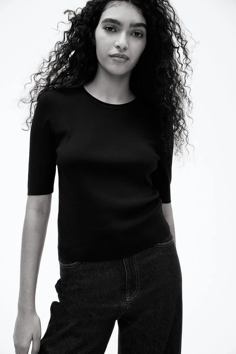 اتش اند ام تي-شيرت محبوك من نسيج فاخر