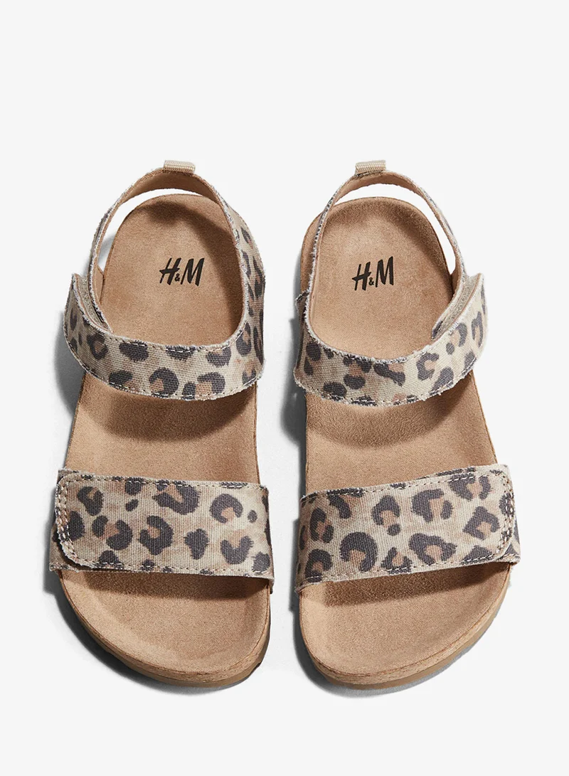 اتش اند ام صنادل بحزام للكاحل