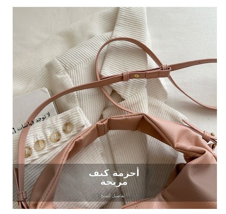 حقيبة كتف بتصميم عتيق، مزينة بثنيات، ذات فتحة وتصميم يشبه الجلد، مع حزام كتف طويل قابل للإزالة والتعديل، ومزودة بخياطة عمودية دقيقة، بسعة متوسطة، وخفيفة الوزن، مناسبة لعطلات نهاية الأسبوع، والمواعيد، والنزهات في الهواء الطلق، وبأسلوب كوري. - Image 3