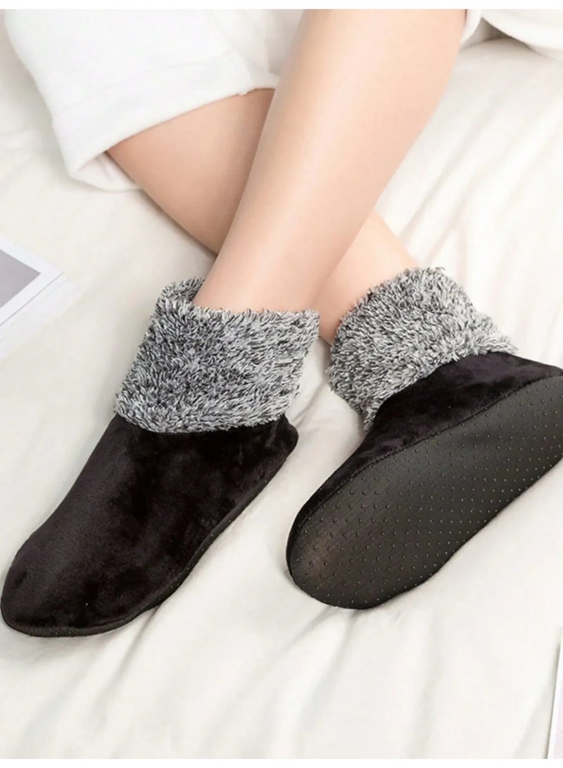 نعال شتوي نسائي بتصميم باللون الاسود  مصنوع من  فرو صناعي ناعم نعال شتوي مبطن سميك يضيف لمسة مرحة ودافئة لإطلالتك الشتويه المقاس (36-39) - Image 2